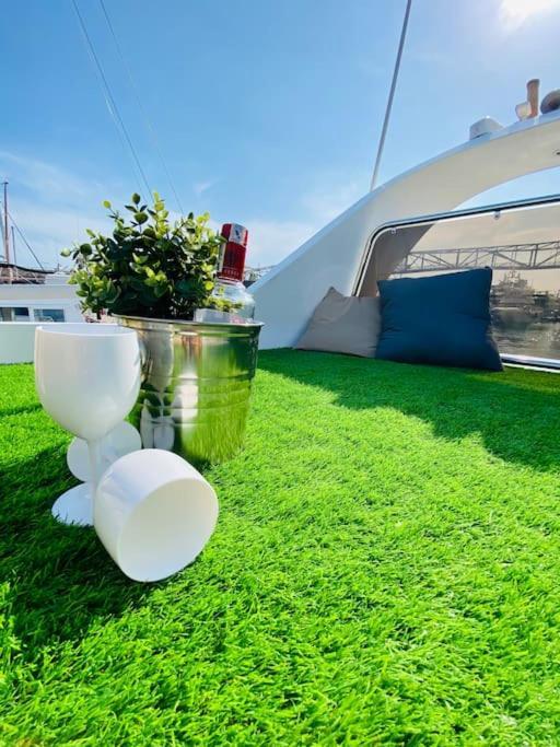 Barco Muy Romantico Con Parking! Sant Adria de Besos Bagian luar foto