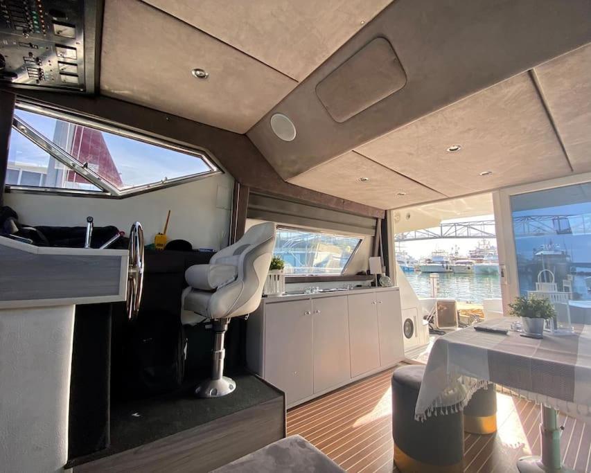 Barco Muy Romantico Con Parking! Sant Adria de Besos Bagian luar foto