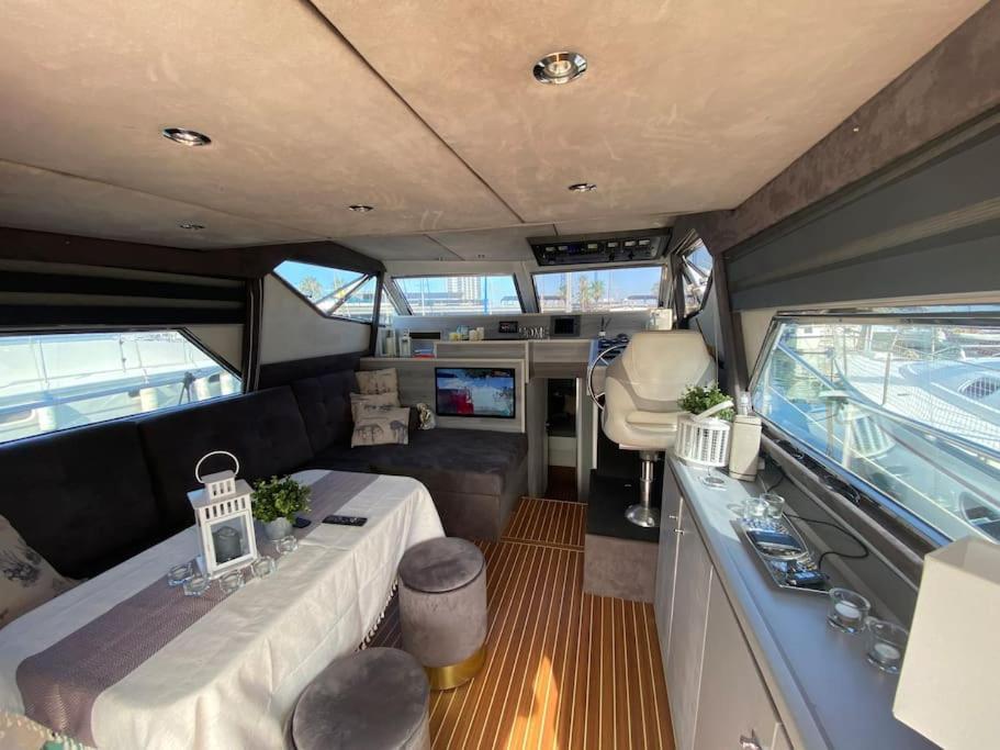 Barco Muy Romantico Con Parking! Sant Adria de Besos Bagian luar foto